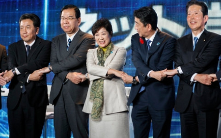 Thủ tướng Nhật Bản Shinzo Abe (thứ 2 từ phải sang) và Thị trưởng Tokyo Koike (đứng sát bên trái ông Abe) trong một cuộc tranh luận trên truyền hình trước thềm bầu cử Hạ viện.